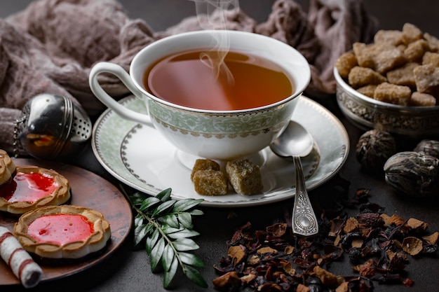 Thé chaud dans une tasse sur un vieux fond