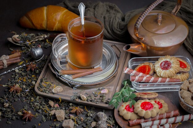 Thé chaud dans une tasse sur un vieux fond