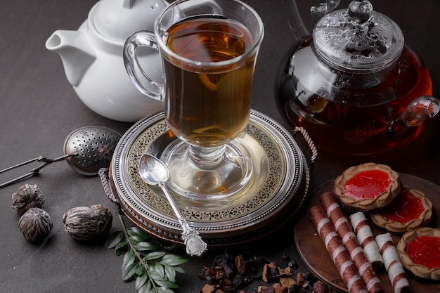 Thé chaud dans une tasse sur un vieux fond