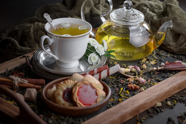 Thé chaud dans une tasse sur un vieux fond