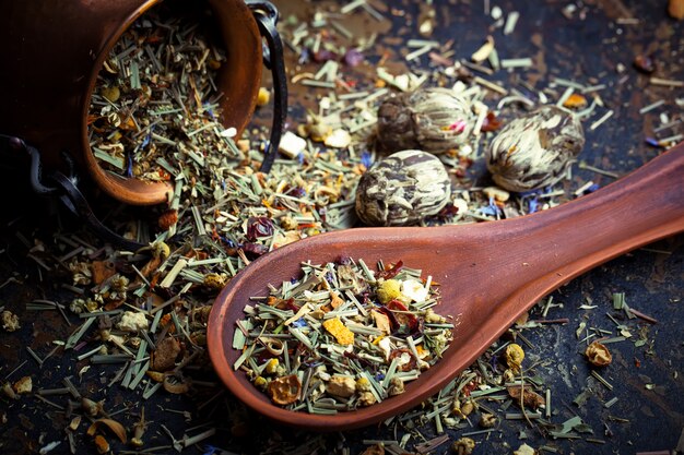 Thé chaud dans une tasse sur un vieux fond