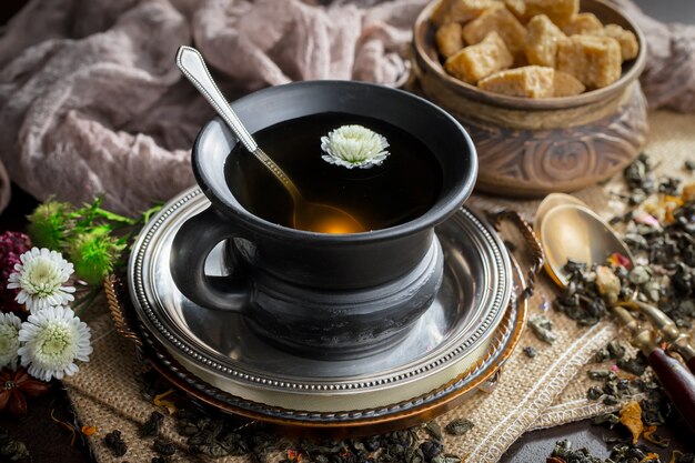 Thé chaud dans une tasse sur un vieux fond