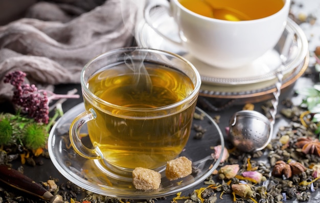 Thé chaud dans une tasse sur un vieux fond