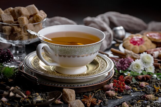 Thé chaud dans une tasse sur un vieux fond