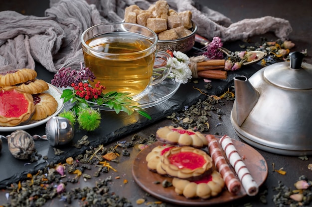 Thé chaud dans une tasse sur un vieux fond