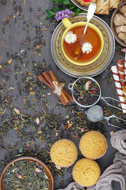 Photo thé chaud dans une tasse sur un vieux fond