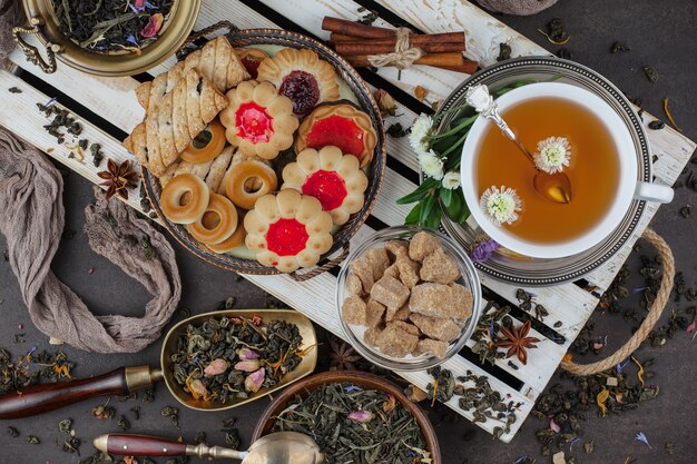 Thé chaud dans une tasse sur un vieux fond