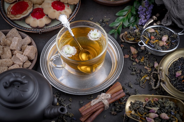 Thé chaud dans une tasse sur un vieux fond