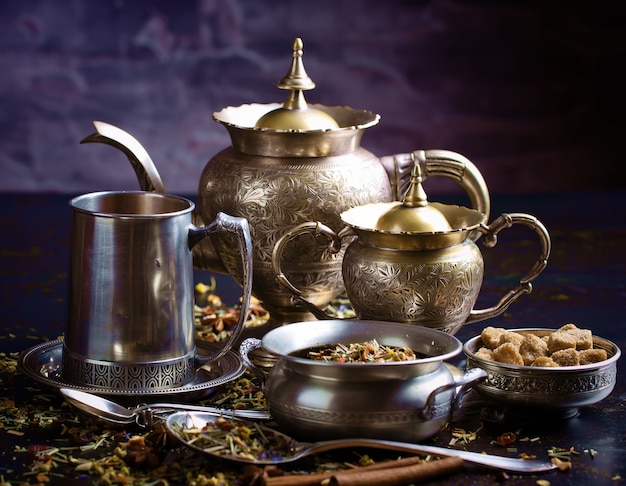 Thé chaud dans une tasse sur un vieux fond