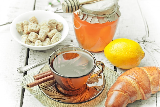 Thé chaud dans une tasse sur un vieux fond