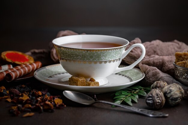 Thé chaud dans une tasse.