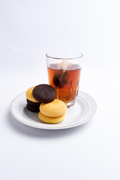 Thé chaud et délicieux brownies prêts à manger sur fond blanc