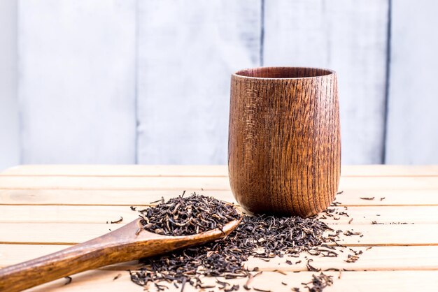 thé chaud, eau de boisson saine sur fond de bois