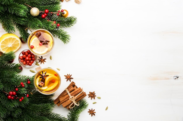 Thé chaud d'hiver avec canneberges au citron et épices pour Noël ou Nouvel An soir fond blanc copie espace vue de dessus