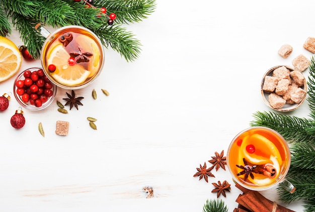 Thé chaud d'hiver avec canneberges au citron et épices pour Noël ou Nouvel An soir fond blanc copie espace vue de dessus