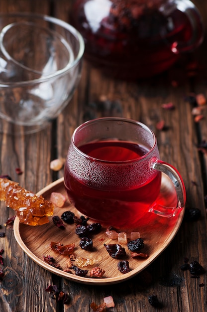 Thé chaud rouge sur la table en bois