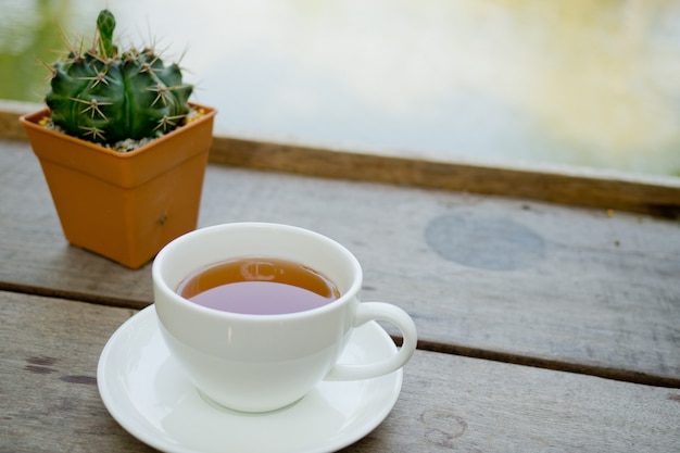 thé chaud sur la table, une tasse de thé, temps de détente