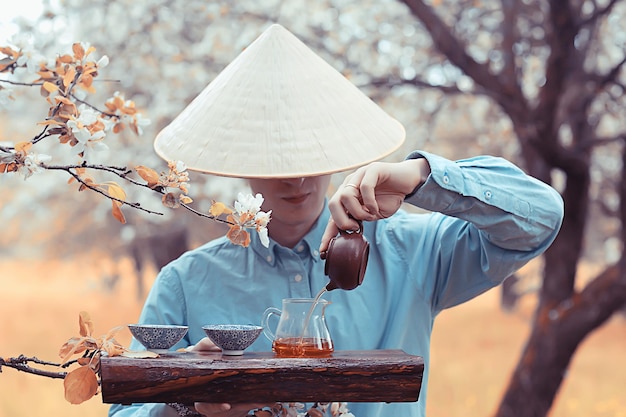 thé chinois à grandes feuilles dans une théière, infusion