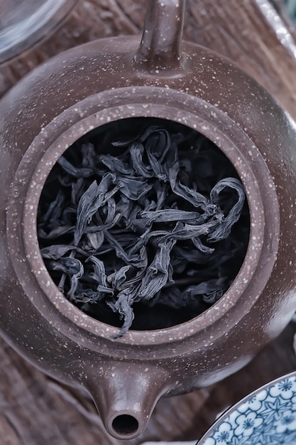 thé chinois à grandes feuilles dans une théière, infusion