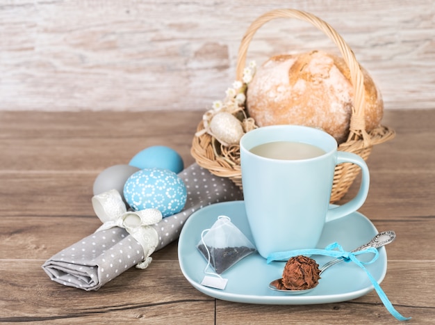 Thé et chocolat sur la table de Pâques