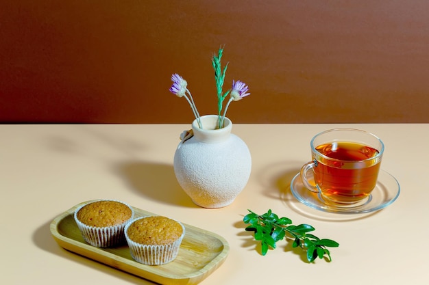 Thé dans une tasse avec dessert sur un fond de couleur vive