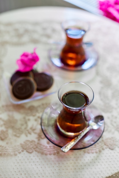 Thé dans des verres à thé en verre turcs traditionnels sur la table avec des biscuits.