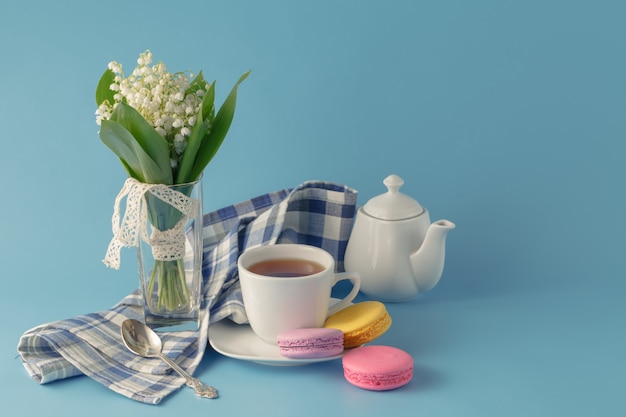 Thé du matin avec bouquet de fleurs de muguet