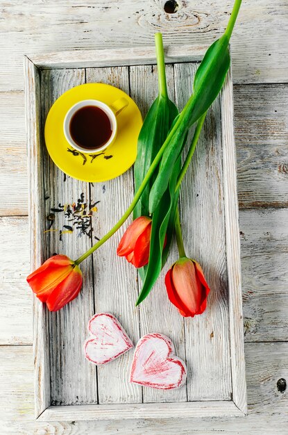 Thé du matin et tulipes