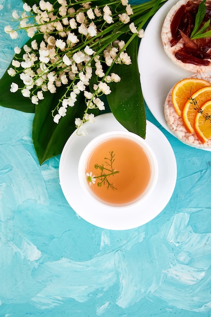 Thé du petit déjeuner, pain croustillant de riz.