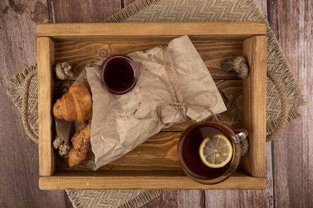 Thé du soir et croissants sur la table dans la cuisine