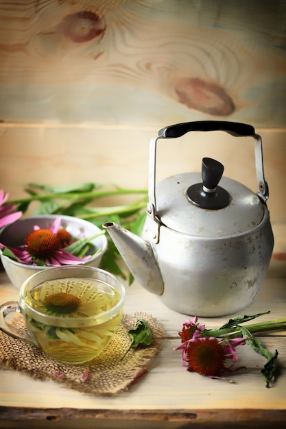 Thé d'échinacée dans une tasse de fleurs d'échinacée