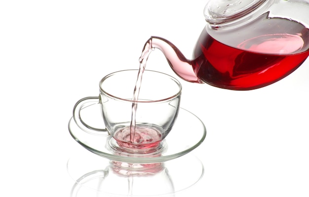 Photo le thé est versé dans une tasse à thé en verre