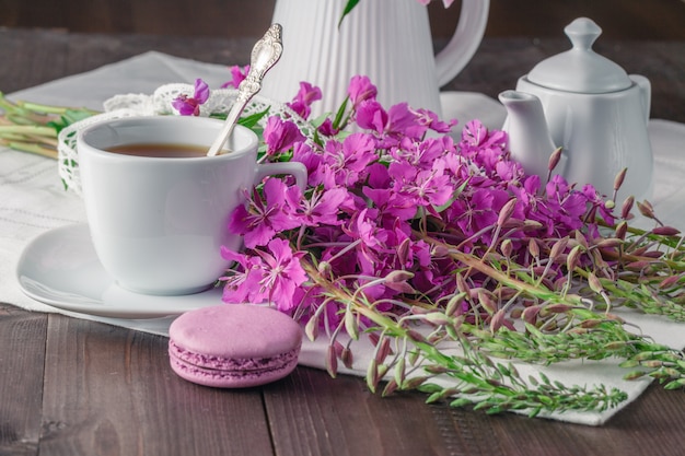 Thé d'été sur table en bois avec macaron