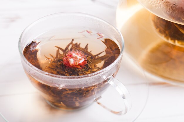 Thé Fleuri Aromatique dans une tasse en verre