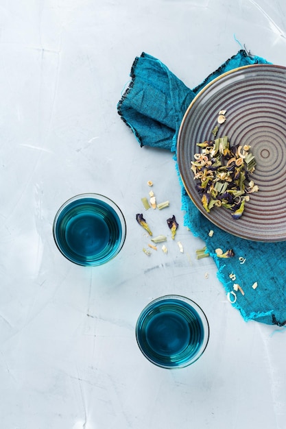 Thé de fleurs de pois papillon bleu dans un verre sur la table