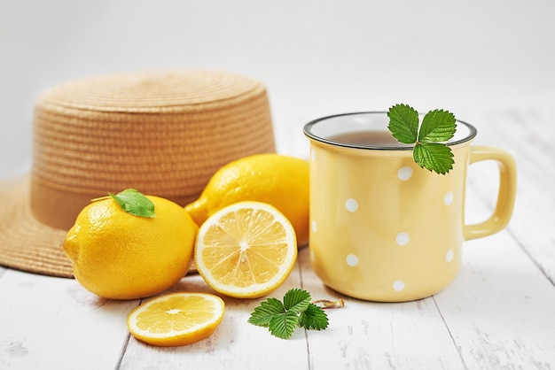 Photo thé frais au citron sur table en bois