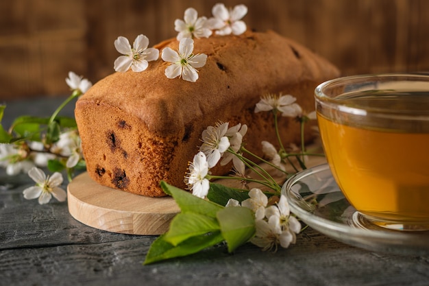 Thé frais et un muffin aux raisins secs sur la table rustique. Bonbons faits maison selon d'anciennes recettes.