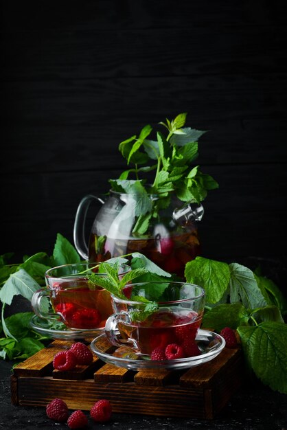 Thé à la framboise et à la menthe Boissons chaudes d'hiver Sur fond noir Vue de dessus