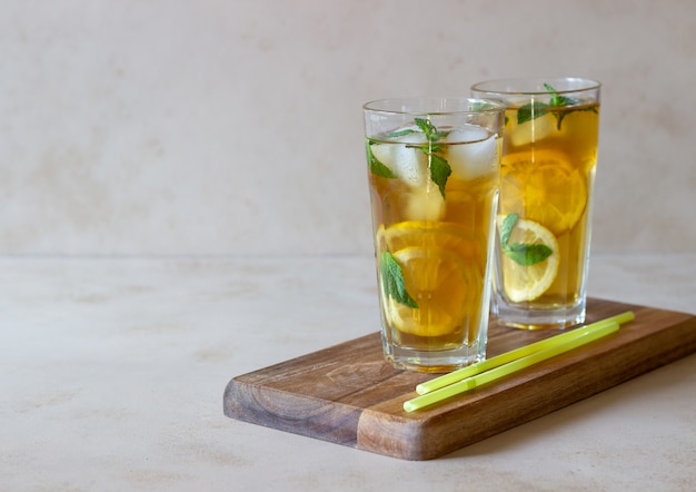 Thé froid au citron et à la menthe. Une boisson d'été. Alimentation équilibrée. La nourriture végétarienne. Régime.