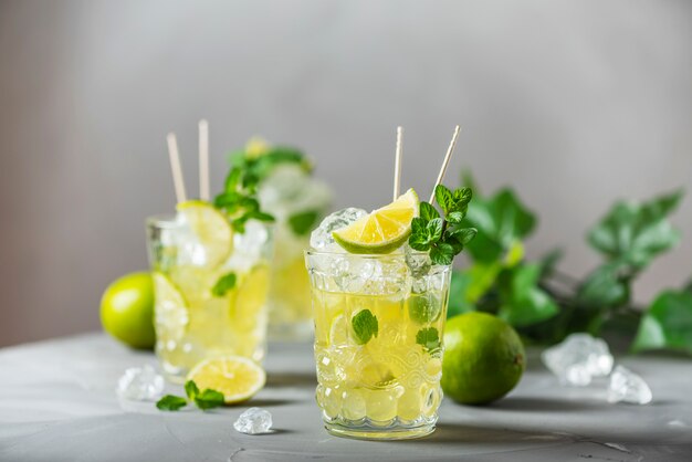 Thé froid au citron vert, menthe et glace