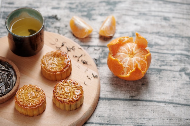 Thé et fruits de gâteaux de lune décorés doux servis pour la célébration du festival de la mi-automne