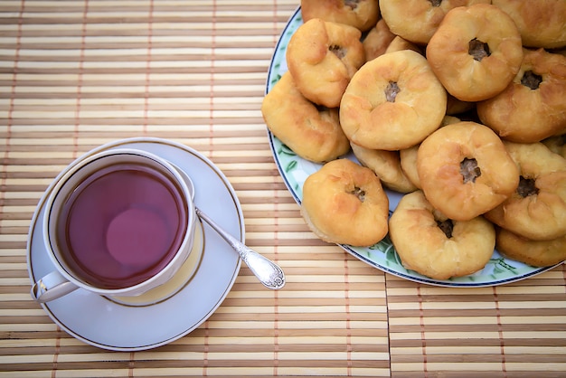 Thé et gâteaux ronds avec viande, tatar peremyach