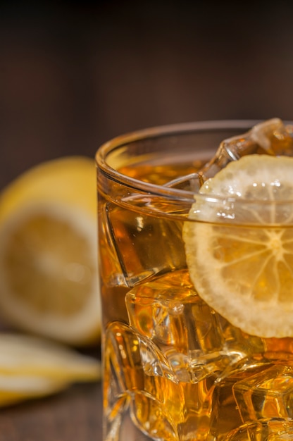 Thé glacé au citron dans un verre