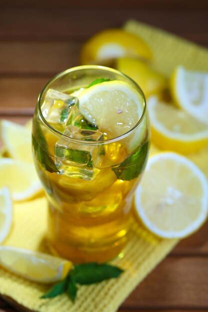 Thé glacé au citron et menthe sur table en bois