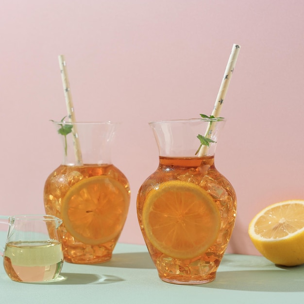 Thé glacé au citron sur verre à deux carafes