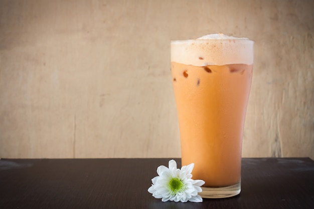 Thé glacé au lait sur la table