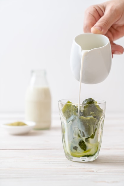 thé glacé au thé vert matcha avec du lait