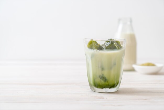 thé glacé au thé vert matcha avec du lait