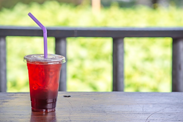 Thé glacé dans un verre sur la table en bois.