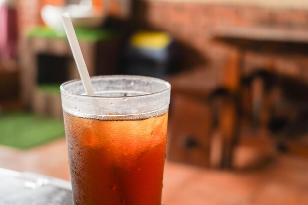 thé glacé doux et froid dans une tasse en plastique transparent